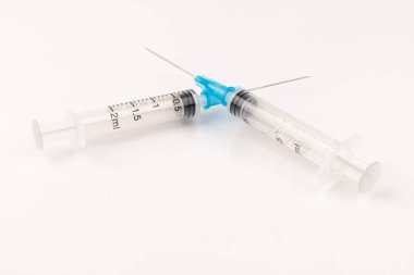 İğneli tek kullanımlık tıbbi plastik şırınga. Aşı için uygulanabilir. 