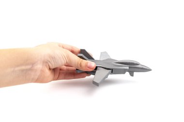 Beyaz arkaplanda 3 boyutlu bir yazıcıda üretilen gri model bir savaş uçağı. ulaşım kavramı