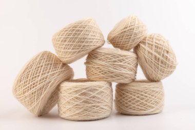 Beyaz arka planda beyaz yün yumağı. Örgü ipliği 