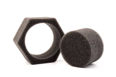 Beyaz arka planda bir parça köpük kauçuk. Siyah arkaplanın dokusu. Tasarımınız için geometrik şekiller