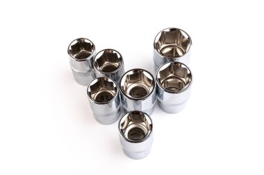 Alet takımı. Bir sürü parçalı tornavida seti. Erkek alet çantası. Beyaz arka planda parlak, gümüş metalik detaylar. Girmek ve çıkmak için araçlar