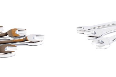 İngiliz anahtarı araçları beyaz arkaplanda izole edildi. metin için boşluk kopyala. Onarım araçları düz yatıyordu.