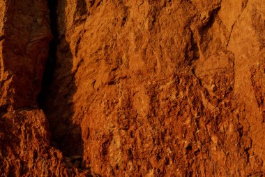 Güzel manzara, denizin üzerindeki kumlu uçurum. Seyahat konsepti. Güzel doğa dokusu