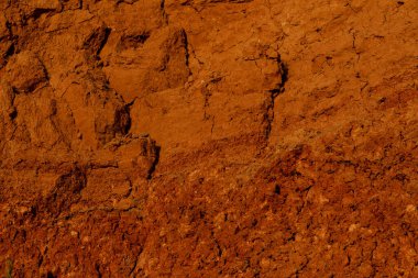 Güzel manzara, denizin üzerindeki kumlu uçurum. Seyahat konsepti. Güzel doğa dokusu