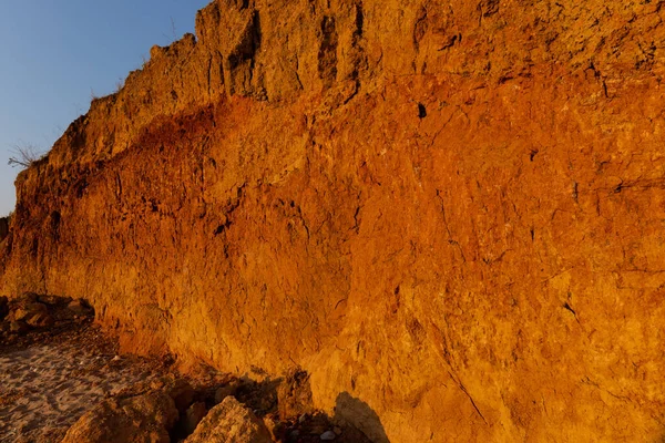 Güzel Manzara Denizin Üzerindeki Kumlu Uçurum Seyahat Konsepti Güzel Doğa — Stok fotoğraf