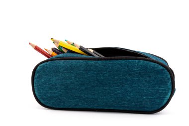 Okul gereçleriyle dolu bir çanta. Beyaz arkaplanda renkli kalemlerle dolu bir kutu