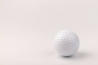 Beyaz arkaplanda izole edilmiş golf topu, tam derinlik