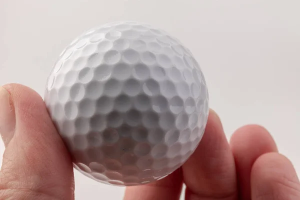 Chiudi Mano Tenendo Palla Golf Sfondo Bianco — Foto Stock