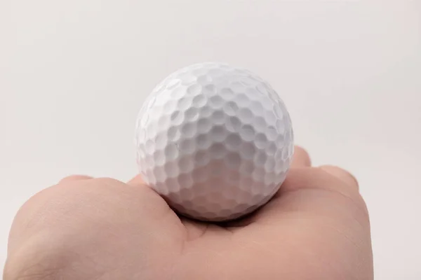Beyaz Arka Plan Üzerinde Golf Topu Tutan Kadar Kapatın — Stok fotoğraf