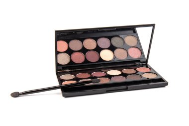 Makyaj ve ofis kıyafet kodu kavramı. Beyaz arkaplan görünümlü bej, gül ve kahverengi tonlu gölgelerin çıplak paleti