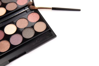 Makyaj ve ofis kıyafet kodu kavramı. Beyaz arkaplan görünümlü bej, gül ve kahverengi tonlu gölgelerin çıplak paleti