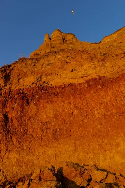 Güzel Manzara Denizin Üzerindeki Kumlu Uçurum Seyahat Konsepti Güzel Doğa — Stok fotoğraf