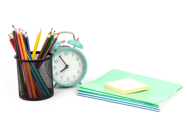 Ein Wecker Steht Mit Notizbüchern Und Buntstiften Konzept Mit Platz — Stockfoto