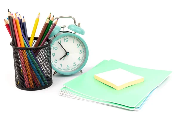 闹钟上有笔记本和蜡笔 概念上有文字或其他内容的空间 内容涉及小学的学校和时间管理 — 图库照片