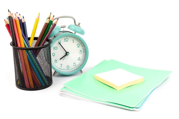 Ein Wecker Steht Mit Notizbüchern Und Buntstiften Konzept Mit Platz — Stockfoto