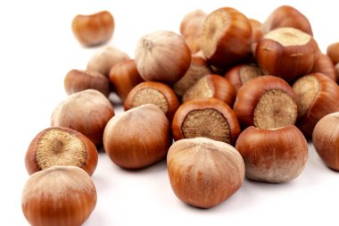  Beyaz arka planda fındıklar. Fındık arkaplan, sağlıklı yemek.