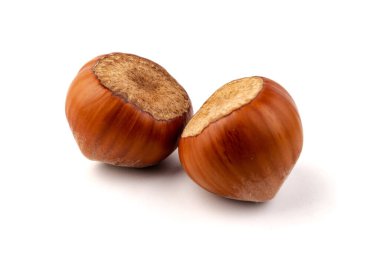  Beyaz arka planda fındıklar. Fındık arkaplan, sağlıklı yemek.