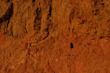 Güzel manzara, denizin üzerindeki kumlu uçurum. Seyahat konsepti. Güzel doğa dokusu