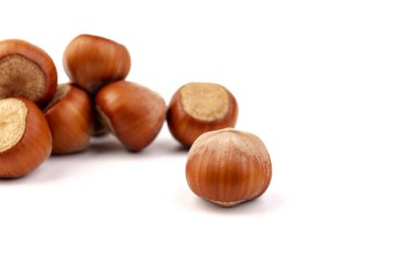 Beyaz arka planda fındıklar. Fındık arkaplan, sağlıklı yemek.