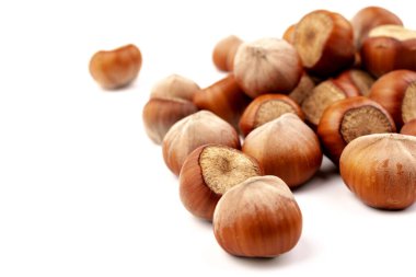 Beyaz arka planda fındıklar. Fındık arkaplan, sağlıklı yemek.