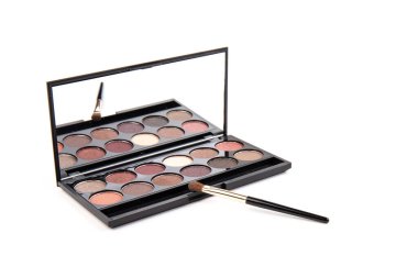 Makyaj ve ofis kıyafet kodu kavramı. Beyaz arkaplan görünümlü bej, gül ve kahverengi tonlu gölgelerin çıplak paleti