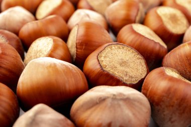 Beyaz arka planda fındıklar. Fındık arkaplan, sağlıklı yemek.