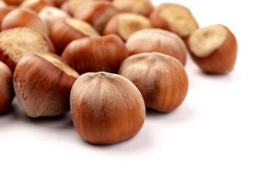 Beyaz arka planda fındıklar. Fındık arkaplan, sağlıklı yemek.