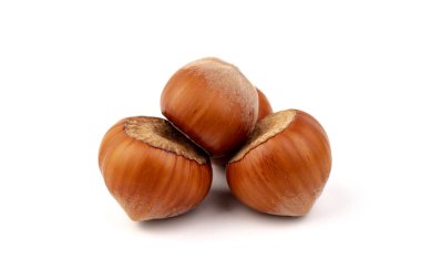 Beyaz arka planda fındıklar. Fındık arkaplan, sağlıklı yemek.