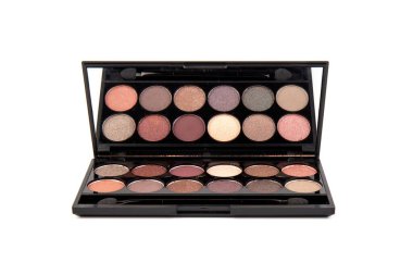 Makyaj ve ofis kıyafet kodu kavramı. Beyaz arkaplan görünümlü bej, gül ve kahverengi tonlu gölgelerin çıplak paleti