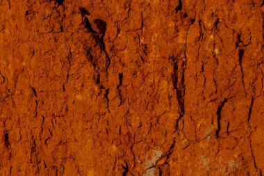 Güzel manzara, denizin üzerindeki kumlu uçurum. Seyahat konsepti. Güzel doğa dokusu