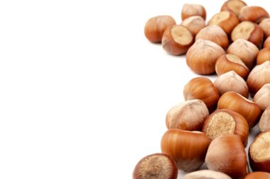 Beyaz arka planda fındıklar. Fındık arkaplan, sağlıklı yemek.