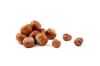 Beyaz arka planda fındıklar. Fındık arkaplan, sağlıklı yemek.