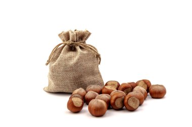 Beyaz arka plan üzerinde izole Sivas'tan çantasından taze fındık. 