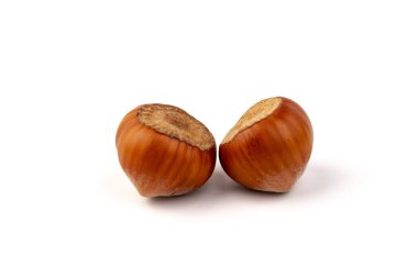 Beyaz arka planda fındıklar. Fındık arkaplan, sağlıklı yemek.