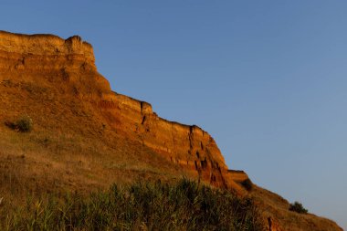 Güzel manzara, denizin üzerindeki kumlu uçurum. Seyahat konsepti. Güzel doğa dokusu