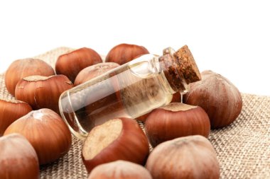 Yemek ve kozmetoloji için organik sebze yağları kavramı. Malzemeleri göstermek için fındık fıstığı. Cam şişedeki doğal yağ..