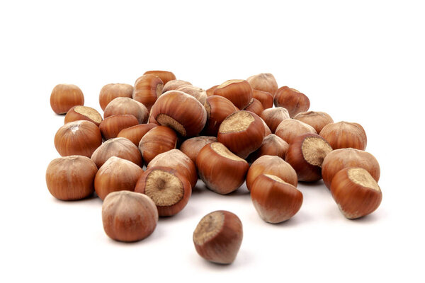 Орехи Хейзел на белом фоне. Ореховый фон, здоровая пища