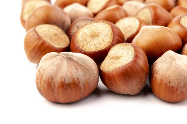 Beyaz arka planda fındıklar. Fındık arkaplan, sağlıklı yemek.