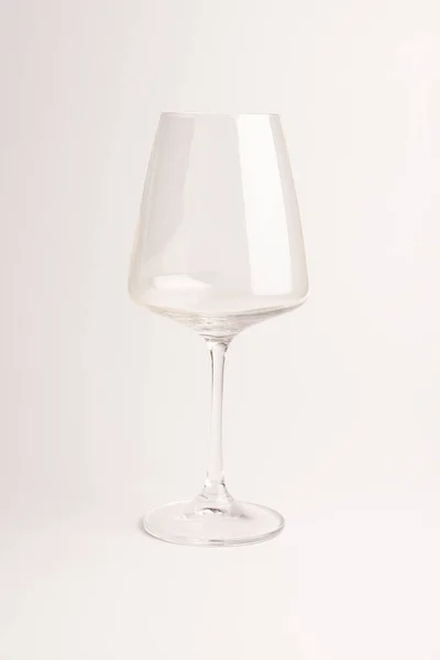 在明亮的背景中倒空透明的酒杯 酒杯酒杯的轮廓 用来盛酒水 — 图库照片