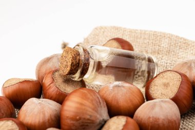 Yemek ve kozmetoloji için organik sebze yağları kavramı. Malzemeleri göstermek için fındık fıstığı. Cam şişedeki doğal yağ..