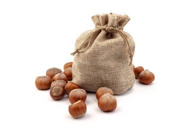 Beyaz arka plan üzerinde izole Sivas'tan çantasından taze fındık. 