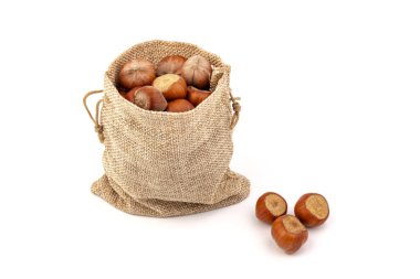 Beyaz arka plan üzerinde izole Sivas'tan çantasından taze fındık. 