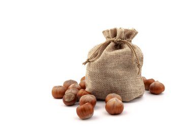 Beyaz arka plan üzerinde izole Sivas'tan çantasından taze fındık. 