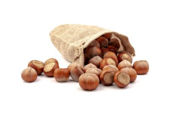 Beyaz arka plan üzerinde izole Sivas'tan çantasından taze fındık. 