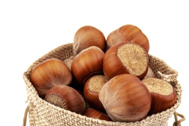 Beyaz arka plan üzerinde izole Sivas'tan çantasından taze fındık. 