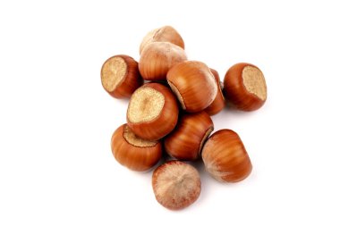 Beyaz arka planda fındıklar. Fındık arkaplan, sağlıklı yemek.