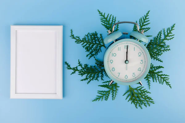 Üres Fehér Képkeret Kék Ébresztőóra Zöld Ciprusi Kék Háttérrel Karácsonyi — Stock Fotó