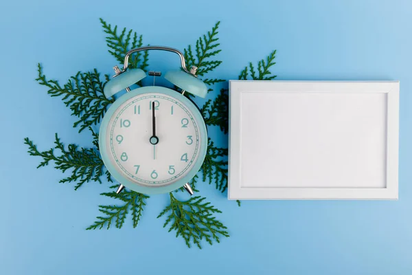 Üres Fehér Képkeret Kék Ébresztőóra Zöld Ciprusi Kék Háttérrel Karácsonyi — Stock Fotó