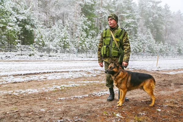 Cão de fronteira com um soldado — Fotografia de Stock