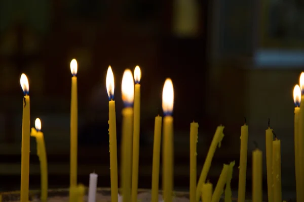 Bougies allumées dans l'église — Photo